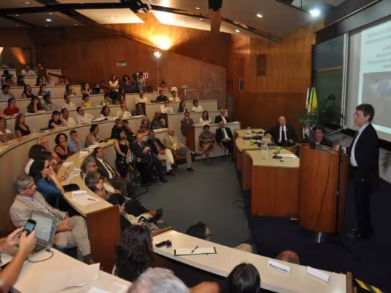 Palestra de Jeffrey Sachs no Auditório do RDC.  Fotógrafo Antônio Albuquerque. Acervo Núcleo de Memória.