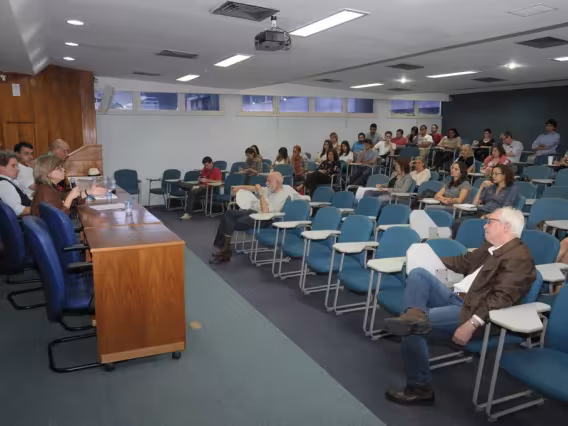 Palestrantes e plateia no Auditório B6. Fotógrafo Antônio Albuquerque. Acervo do Núcleo de Memória.