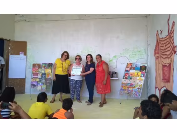 Cerimônia de entrega do certificado da premiação na Biblioteca do Lajão, comunidade dos Tabajaras. Fonte: divulgação.