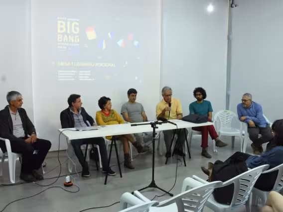 Mesa de abertura com professores do Departamento de Artes e Design, no espaço para palestras do térreo do prédio do Departamento. Fotógrafo Antônio Albuquerque.