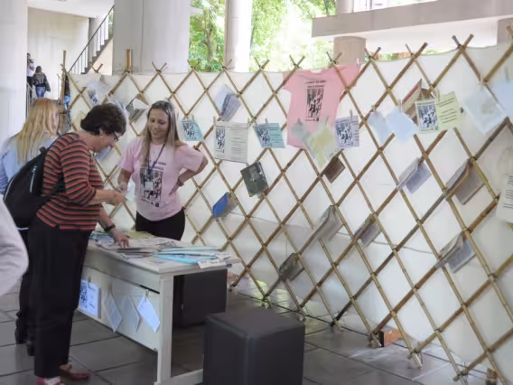 Estande da Campanha de Preservação do Acervo nas Bibliotecas nos pilotis do Edifício da Amizade. Fotógrafo Antônio Albuquerque. Acervo do Núcleo de Memória.