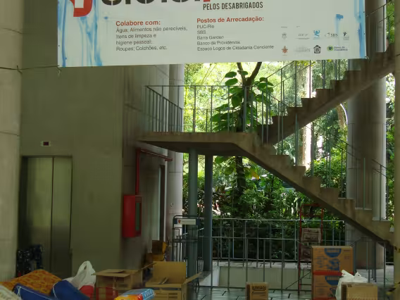 Campanha S.O.S Rio. Parte das doações arrecadadas pela PUC-Rio. Fotógrafo Antônio Albuquerque. Acervo do Núcleo de Memória.