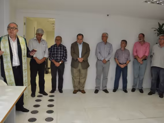 Bênção das novas instalações pelo Reitor Prof. Pe. Josafá S.J. Fotógrafo desconhecido. Acervo do Projeto Comunicar.