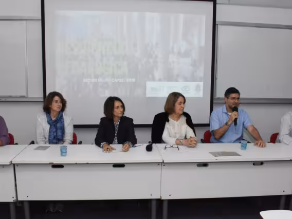 Na mesa, os professores Júlio Diniz, Daniela Vargas, Maria Cristina Góes, Maria Rita Salomão, Pe. Álvaro Pimentel S.J. e José Ricardo Bergmann. Evento realizado no auditório do IAG. Fotógrafo Antônio Albuquerque.