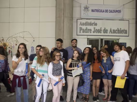Confraternização dos alunos após a entrega dos certificados, no auditório Padre Anchieta. Fotógrafo Antônio Albuquerque. Acervo Núcleo de Memória.