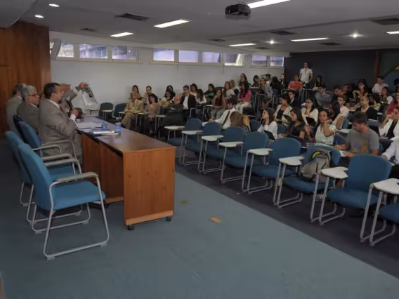 Apresentação do advogado José dos Santos Carvalho Filho. Fotógrafo Antônio Albuquerque. Acervo do Núcleo de Memória.
