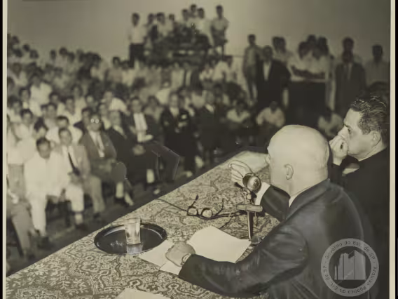 O Marechal Teixeira Lott ao lado do Reitor Pe. Laércio Dias de Moura S.J., no antigo ginásio. Acervo Última Hora/APESP.