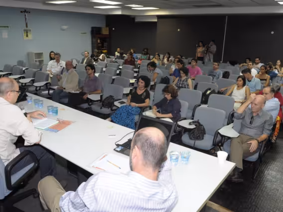 Palestrantes e plateia no Auditório Padre Anchieta. Fotógrafo Antônio Albuquerque. Acervo do Núcleo de Memória.