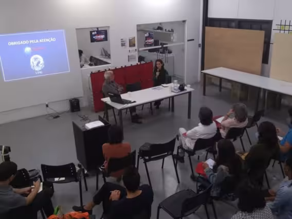 Palestra do Prof. Paulo Menezes, coordenador do Laboratório de Cartografia, do Departamento de Geografia da UFRJ, em 11/09/2018. Fonte: Instagram Departamento de Arquitetura e Urbanismo.