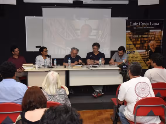 O Prof. Luiz Costa Lima dirige-se à plateia. Fotógrafo Antônio Albuquerque.