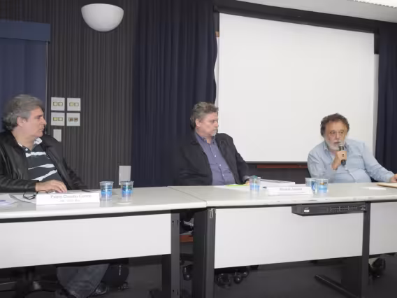 Palestra do dia 21/08/2012 no Auditório Padre Anchieta com os professores Pedro Cunca (IRI), Ricardo Ismael (IRI) e Theotônio dos Santos (UNESCO). Fotógrafo Antônio Albuquerque. Acervo do Núcleo de Memória.