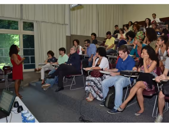 Palestra com a Profa. Marcia Lima, na sala L480. Fotógrafo Antônio Albuquerque. Acervo Núcleo de Memória.