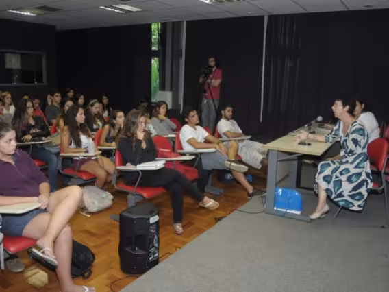 Palestra de Nívia Carvalho na sala K102. Fotógrafo Antônio Albuquerque. Acervo Núcleo de Memória.