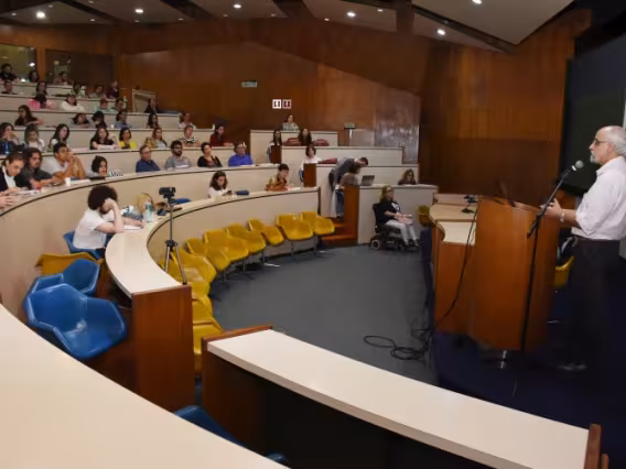 Palestra do Prof. Roberto Lent no auditório do RDC. Fotógrafo Antônio Albuquerque.