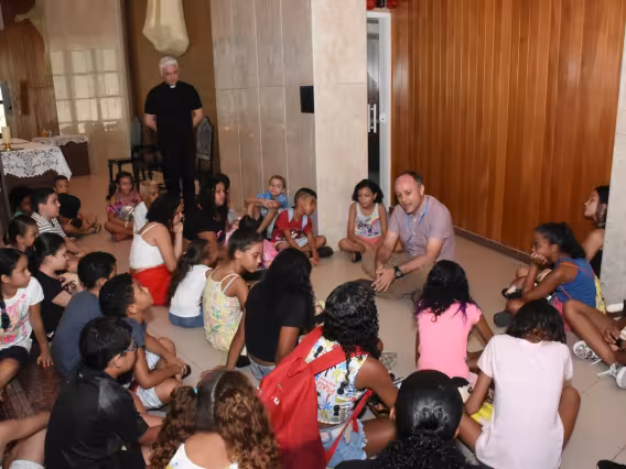 Atividade na Igreja do Sagrado Coração com o Vice-Reitor, pe. André Luís de Araújo S.J.  Fotógrafo Antônio Albuquerque.