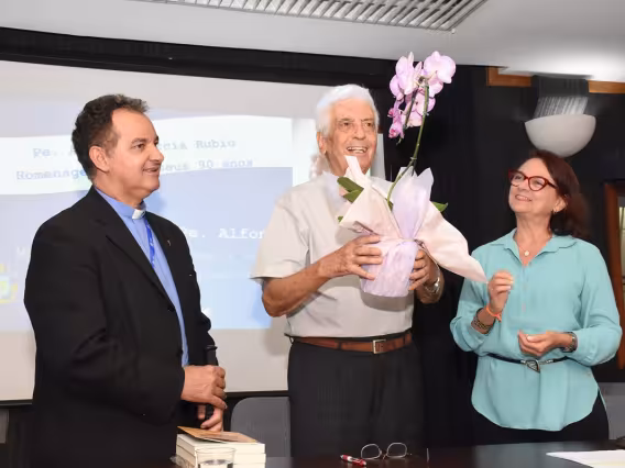 O pe. Waldecir Gonzaga, o pe. Alfonso García Rubio e a profa. Lúcia Pedrosa-Pádua. Fotógrafo Antônio Albuquerque.