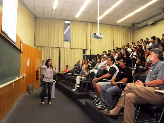 A Profa. Carla Göbel no evento realizado na sala L776. Fotógrafa Pamella Vasconcellos. Acervo do Projeto Comunicar.