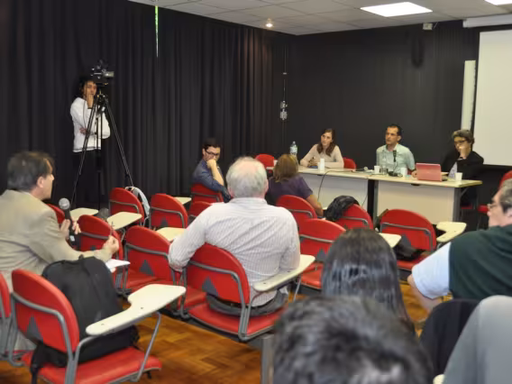 Participantes do colóquio, realizado na sala K102. Fotógrafo Antônio Albuquerque. Acervo do Núcleo de Memória.