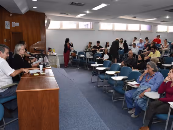 Narrar sem trégua, palestra com a profa. Jeanne-Marie Gagnebin (Filosofia/PUC-SP e Instituto de Estudos da Linguagem/Unicamp), com a participação da profa. Rosana Kohl Bines (LET) e da profa. Leila Danziger (Instituto de Artes/UERJ). Fotógrafo Antônio Albuquerque.