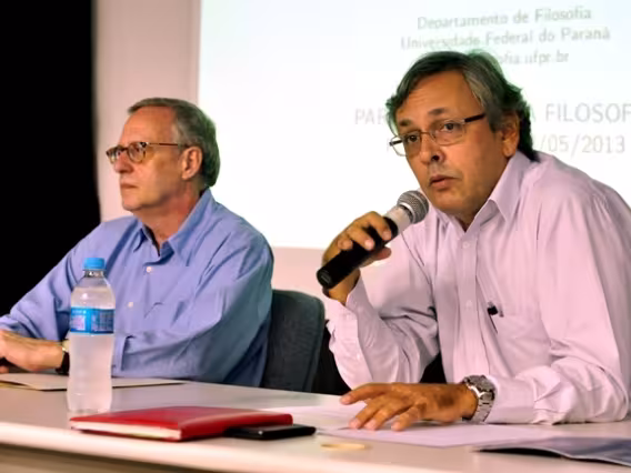 Os Professores Danilo Marcondes (FIL) e Edgar Lyra (FIL) no Auditório Padre Anchieta. Fotógrafo desconhecido. Acervo do Projeto Comunicar.