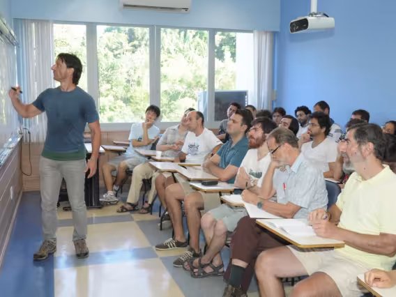 Apresentação do Prof. Paolo Piccione. Fotógrafo Antônio Albuquerque. Acervo do Núcleo de Memória.