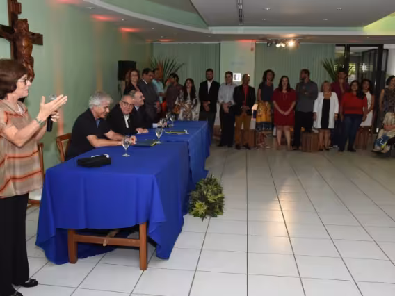 Discurso da Profa. Angela Paiva, coordenadora da CCCI, no salão da Pastoral. Fotógrafo Antônio Albuquerque.