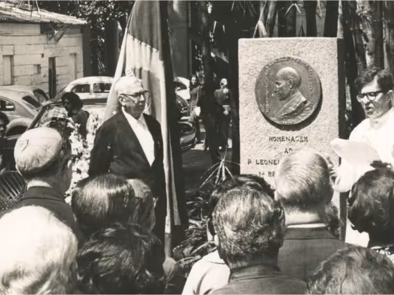 Inauguração do medalhão com o busto do Padre Leonel Franca S.J. na PUC-Rio. Ao centro, o irmão do Pe. Franca, Monsenhor Leovigildo Franca, e, à direita, o Padre Leme Lopes S.J.. 
