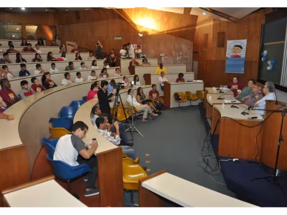 O Prof. Sergio Bruni no evento, realizado no Auditório do RDC. Fotógrafo Antônio Albuquerque. Acervo Núcleo de Memória.