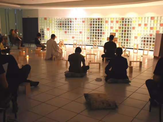 O Vice-Reitor, pe. André Luís de Araújo S.J., coordena o evento.  Fotógrafo Antônio Albuquerque.