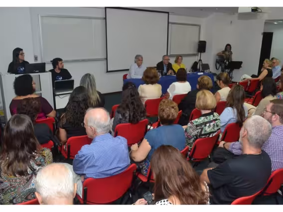 O Prof. Pe. Josafá S.J., Reitor da PUC-Rio, no Auditório Amex/IAG. Fotógrafo Antônio Albuquerque. Acervo Núcleo de Memória.