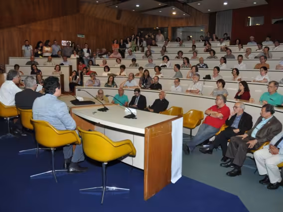 O Auditório do RDC lotado para a comemoração dos 50 anos da Pós-Graduação na PUC-Rio. Fotógrafo Antônio Albuquerque. Acervo do Núcleo de Memória.