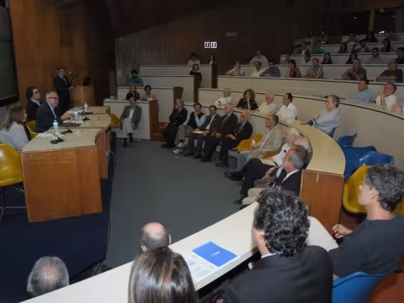 Abertura do evento, com o Reitor Prof. Pe. Josafá Carlos de Siqueira S.J. Fotógrafo Antônio Albuquerque. Acervo do Núcleo de Memória.