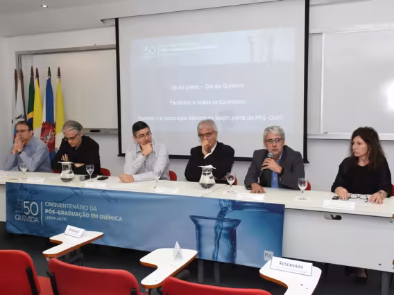 O prof. Ricardo Aucélio (QUI), o prof. Paulo Cesar Duque Estrada (CCPG), o Pe. Álvaro Pimentel S.J., o prof. Bergmann (VRAC), o prof. Márcio da Silveira Carvalho (MEC) e a profa. Adriana Gioda (QUI). Fotógrafo Antônio Albuquerque.