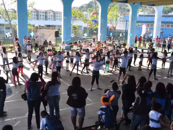 Apresentação de uma das atividades com os alunos do projeto. Fotógrafo Jorge Paulo. Acervo do Projeto Comunicar.