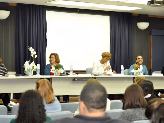 Palestrantes no Auditório Padre Anchieta. Fotógrafa Carol Lucchetti. Acervo do Projeto Comunicar.