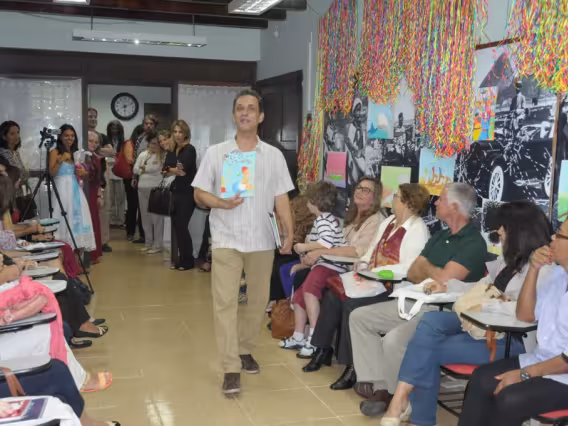 O Coordenador da Cátedra, Prof. Ricardo Oiticica, apresenta um dos livros em lançamento. Fotógrafo Antônio Albuquerque. Acervo do Núcleo de Memória.