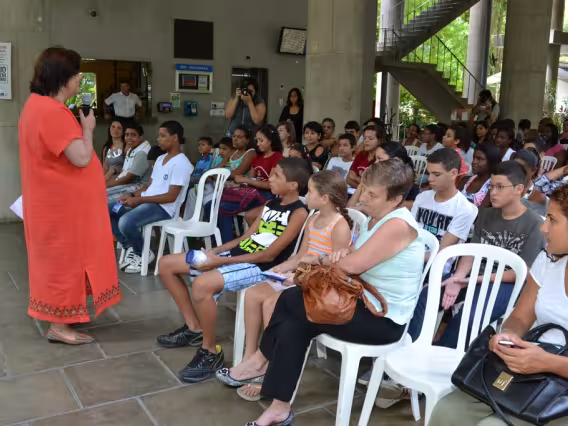 A Diretora do NEAM, Profa. Marina Moreira, fala na abertura da cerimônia. Fotógrafo Antônio Albuquerque. Acervo do Núcleo de Memória.