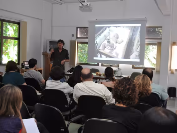 Apresentação do Prof. Philippe Rochat na sala L201. Fotógrafo Antônio Albuquerque. Acervo do Núcleo de Memória.