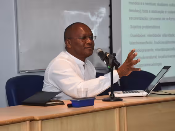 O Prof. Francisco Noa, no evento realizado no auditório B8. Fotógrafo Antônio Albuquerque.