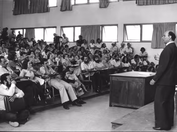 Debate do Reitor pe. Mac Dowell S.J. com os professores da Universidade. Fotógrafo Antônio Albuquerque. Acervo Comunicar.