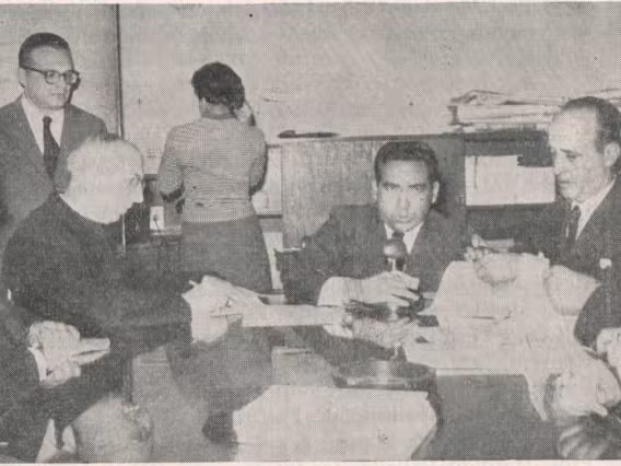 À esquerda o prof. Del Castillo e o Reitor Pe. Alonso S.J.. Anuário PUC-Rio 1958, p. 18.
