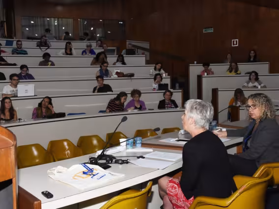 Na mesa de abertura, Bárbara Unmüßig (Fundação Heinrich Böll) e a profa. Marta Fernández (IRI). Fotógrafo Antônio Albuquerque.