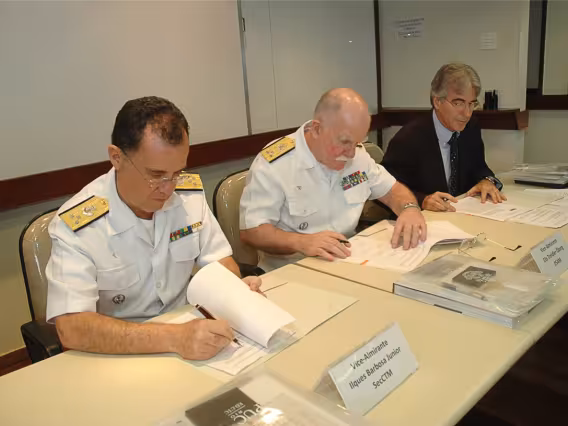 Prof. Ricardo Bergmann e representantes da Marinha do Brasil no momento da assinatura do acordo. Fotógrafo Antônio Albuquerque. Acervo do Núcleo de Memória.