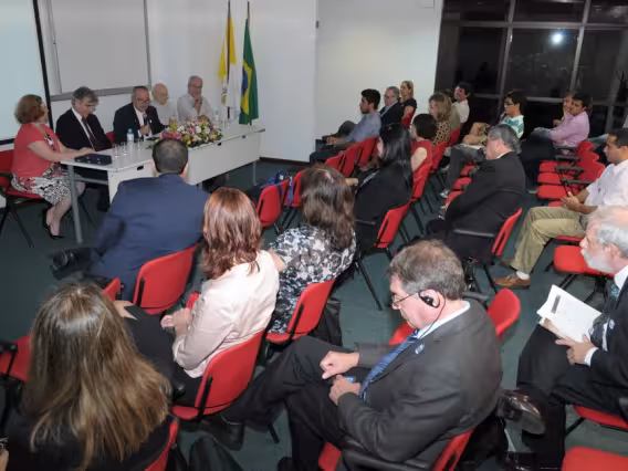 Abertura do evento com o Reitor Pe. Josafá S.J. no Auditório Amex. Fotógrafo Antônio Albuquerque. Acervo do Núcleo de Memória.