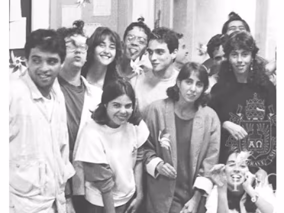 Uma das primeiras equipes de estagiários festeja o primeiro aniversário do Projeto, em 1988. Fonte: Jornal da PUC, 07/12/2007.