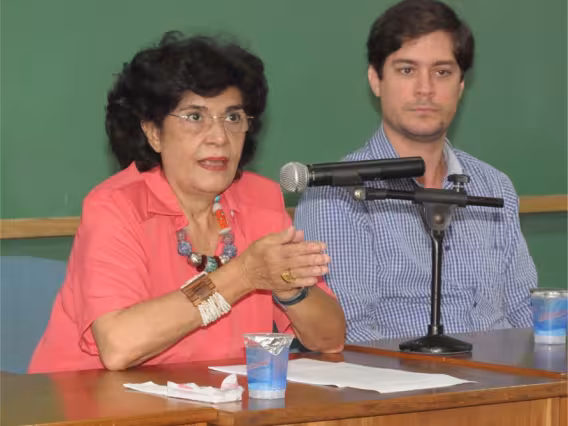 A Profa. Marilena Chauí e o Prof. Francisco de Guimaraens (JUR). Fotógrafo Antônio Albuquerque. Acervo do Núcleo de Memória.