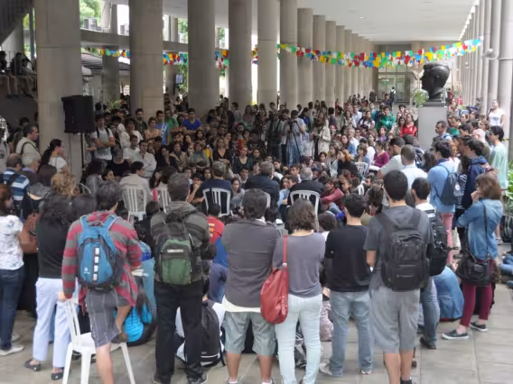 Palestrantes e público nos pilotis da Ala Kennedy. Fotógrafo Antônio Albuquerque. Acervo do Núcleo de Memória.