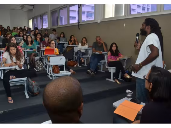 Debate realizado no Auditório F401. Fotógrafo Antônio Albuquerque. Acervo Núcleo de Memória.