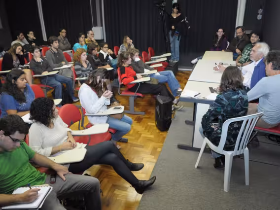 Mesa com os debatedores e a plateia na sala K102. Fotógrafo Antônio Albuquerque. Acervo do Núcleo de Memória.