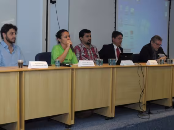 Mesa com os debatedores, no Auditório B8. Fotógrafo Antônio Albuquerque. Acervo Núcleo de Memória.